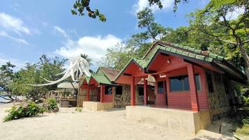 Honeymoon Villa | Minibar, in-room safe, desk, free WiFi