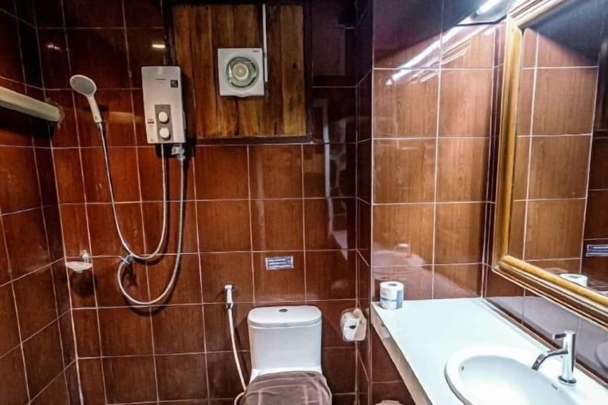 Bathroom | Shower, free toiletries, towels