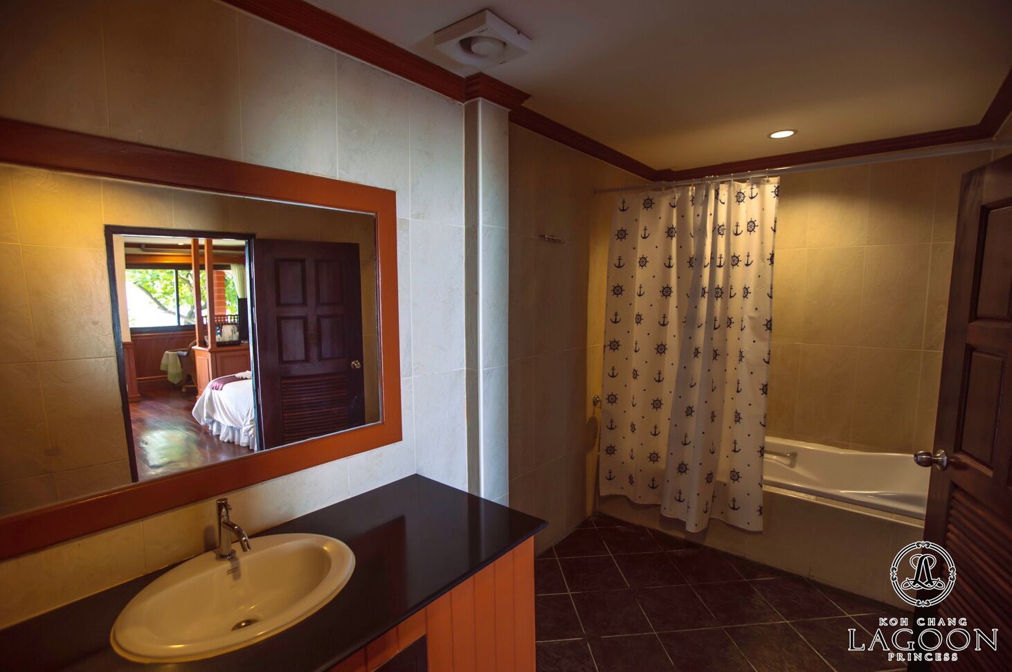 Un baño con lavamanos, espejo y bañera.