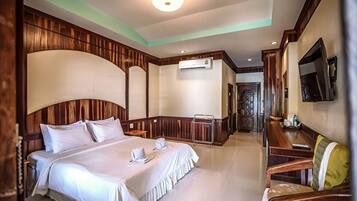 Deluxe Room | Minibar, in-room safe, desk, free WiFi