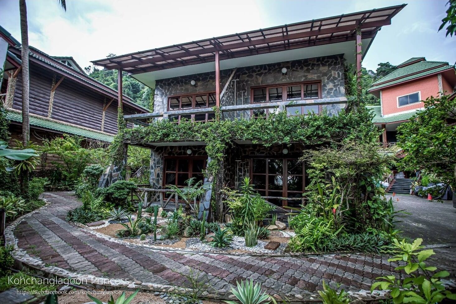 Una casa tradicional con fachada de piedra, vigas de madera y un porche cubierto.