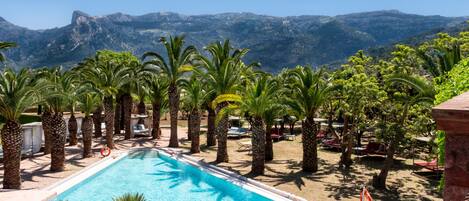 2 outdoor pools, pool umbrellas, sun loungers