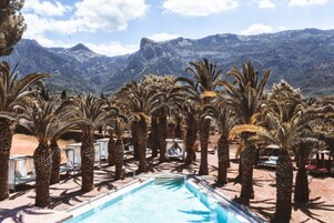 2 piscinas al aire libre, sombrillas, sillones reclinables de piscina