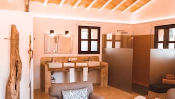 Une salle de bain moderne avec un meuble-lavabo en bois, un grand miroir et un espace douche.