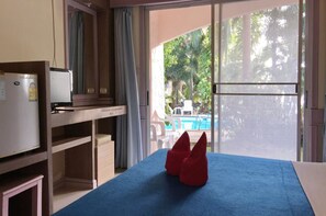 Een minibar, extra bedden