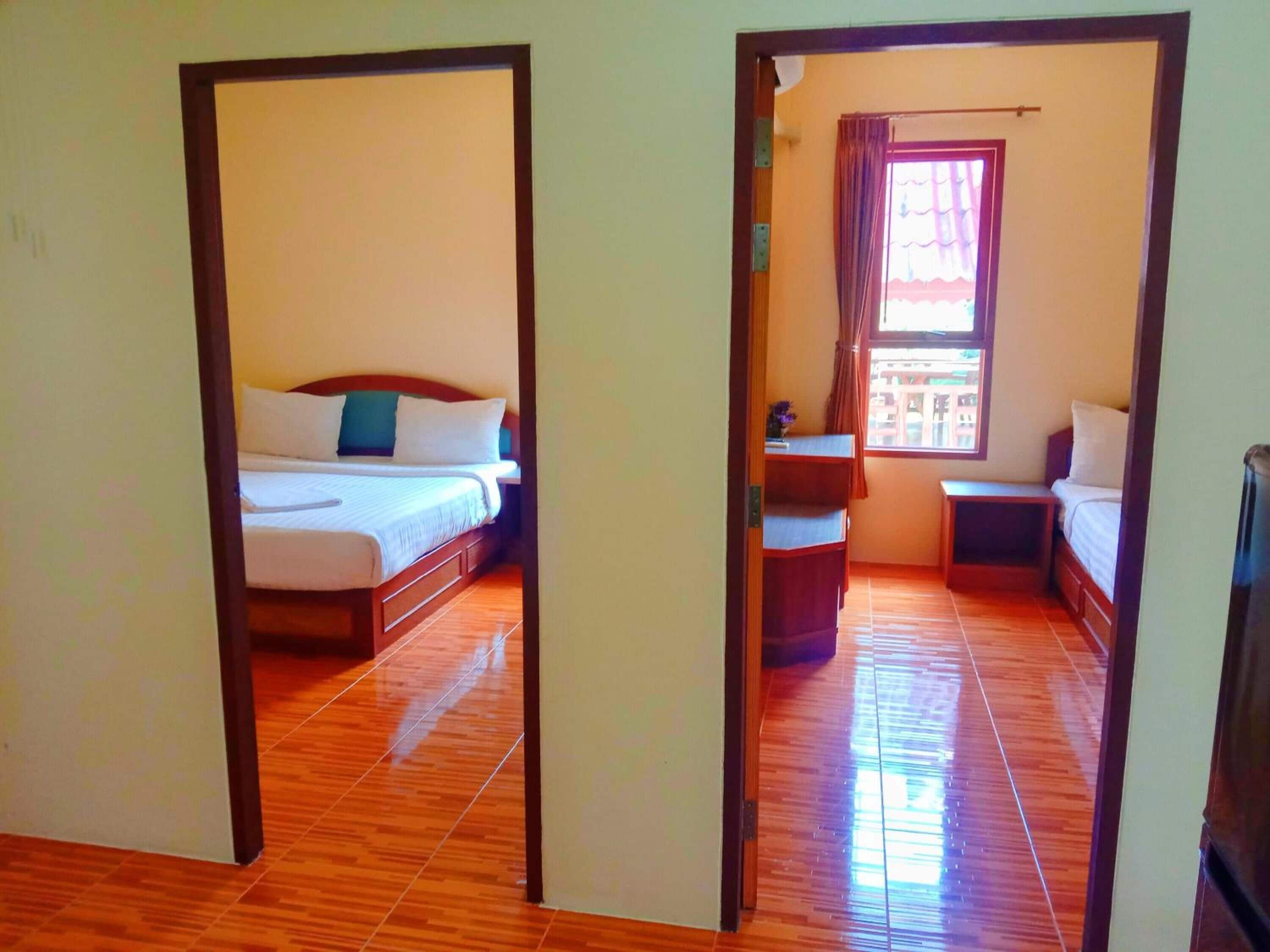 Una habitación con una cama, un escritorio y una ventana.