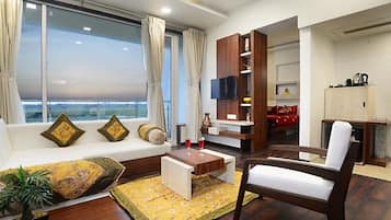 Suite, 1 King Bed, Non Smoking | Minibar, in-room safe, desk, soundproofing