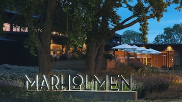 En modern byggnad med en stor, upplyst skylt som visar texten ”MARILMEN”.
