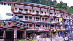 A multi-story building with a restaurant named "Cafe do Koh Chang" on the ground floor.