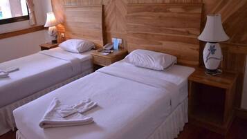 Family Room 4 persons - Tower A (Hillside) | Meja kerja, tempat tidur lipat/tambahan, dan Wi-Fi gratis