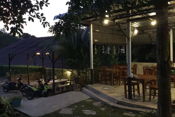 住宿正面 (夜晚)