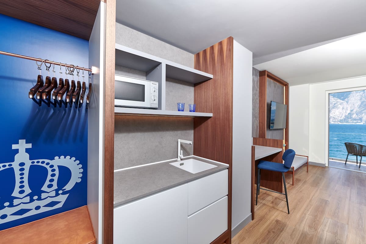 down duvets, minibar, in-room safe, desk