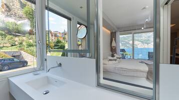 Edredón, minibar, caja de seguridad en la habitación y escritorio