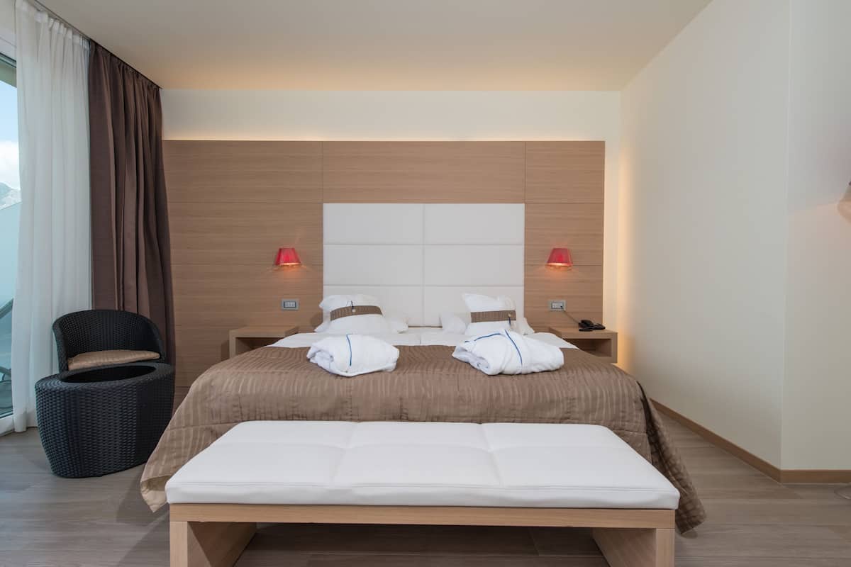 Suite, uitzicht op meer | 1 slaapkamer, donzen dekbedden, een minibar, een kluis op de kamer