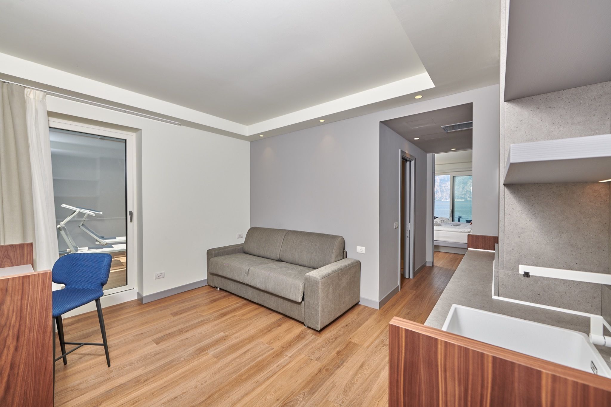 grand suite, 1 queen bed, annex building | down duvets, minibar, in-room safe, desk