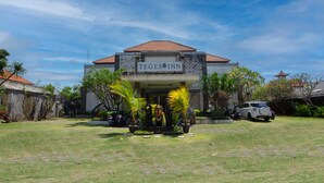 A building with a sign reading "TEGES INN" and a tiled roof. - Teges Inn Kuta (Kuta)