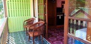 حيث تُقدم وجبات الإفطار، الغداء، العشاء، المأكولات البحرية