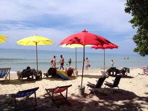 On the beach, sun loungers, beach towels - Sangtawan Resort (Ko Chang)