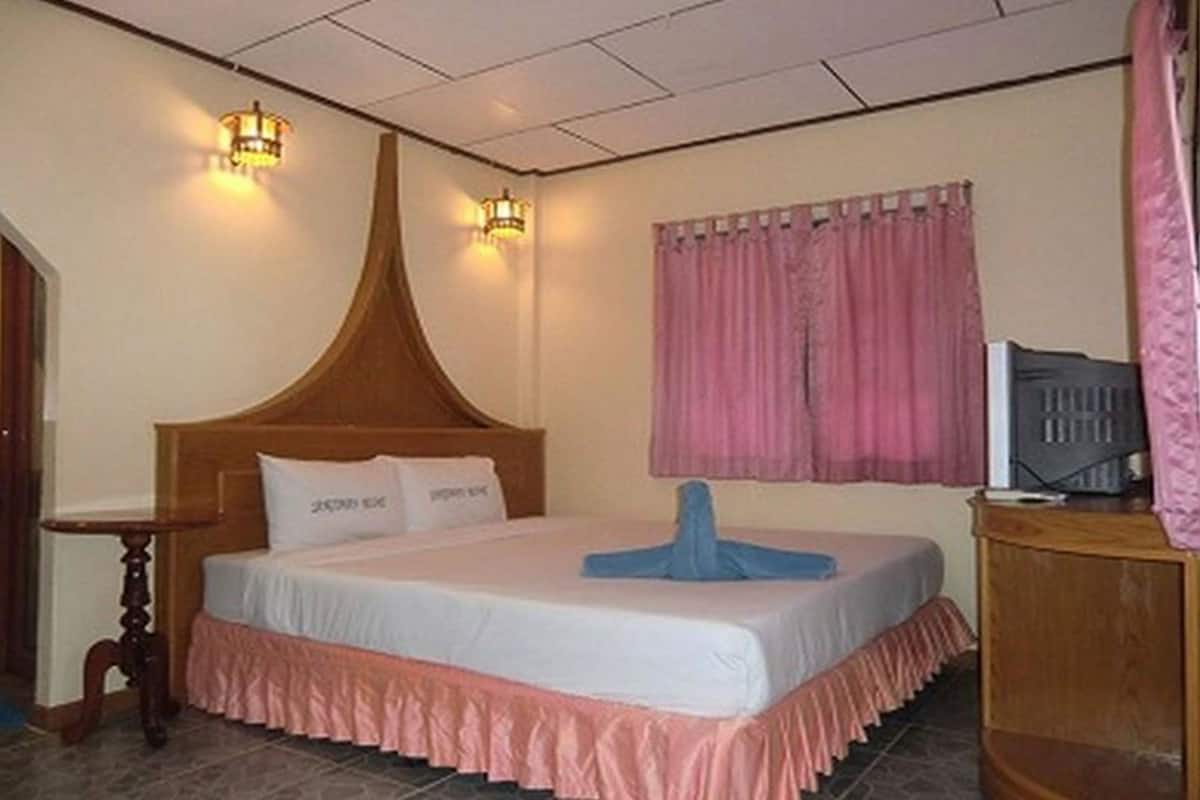 Minibar, rollaway beds, free WiFi