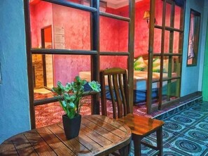 المنشأة من الداخل