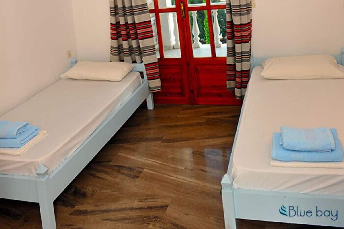 Double Room | Cribs (free), WiFi (free)