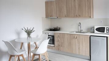 Apartment, 1 Schlafzimmer | Eigene Küche | Kühlschrank, Herdplatte, Wasserkocher mit Kaffee-/Teezubehör