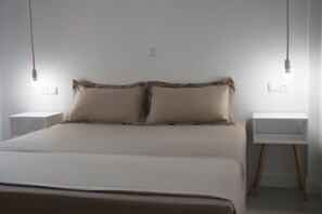Apartemen, 1 kamar tidur | 1 kamar tidur, brankas, ruang kerja ramah laptop, dan tirai kedap cahaya