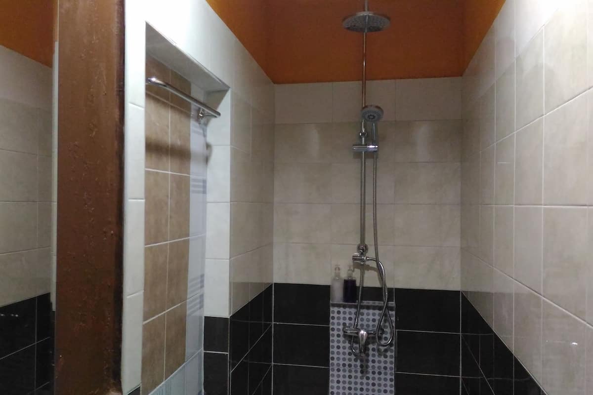 Habitación superior con 1 cama matrimonial o 2 individuales, baño en la habitación | Escritorio, insonorización, wifi gratis y ropa de cama
