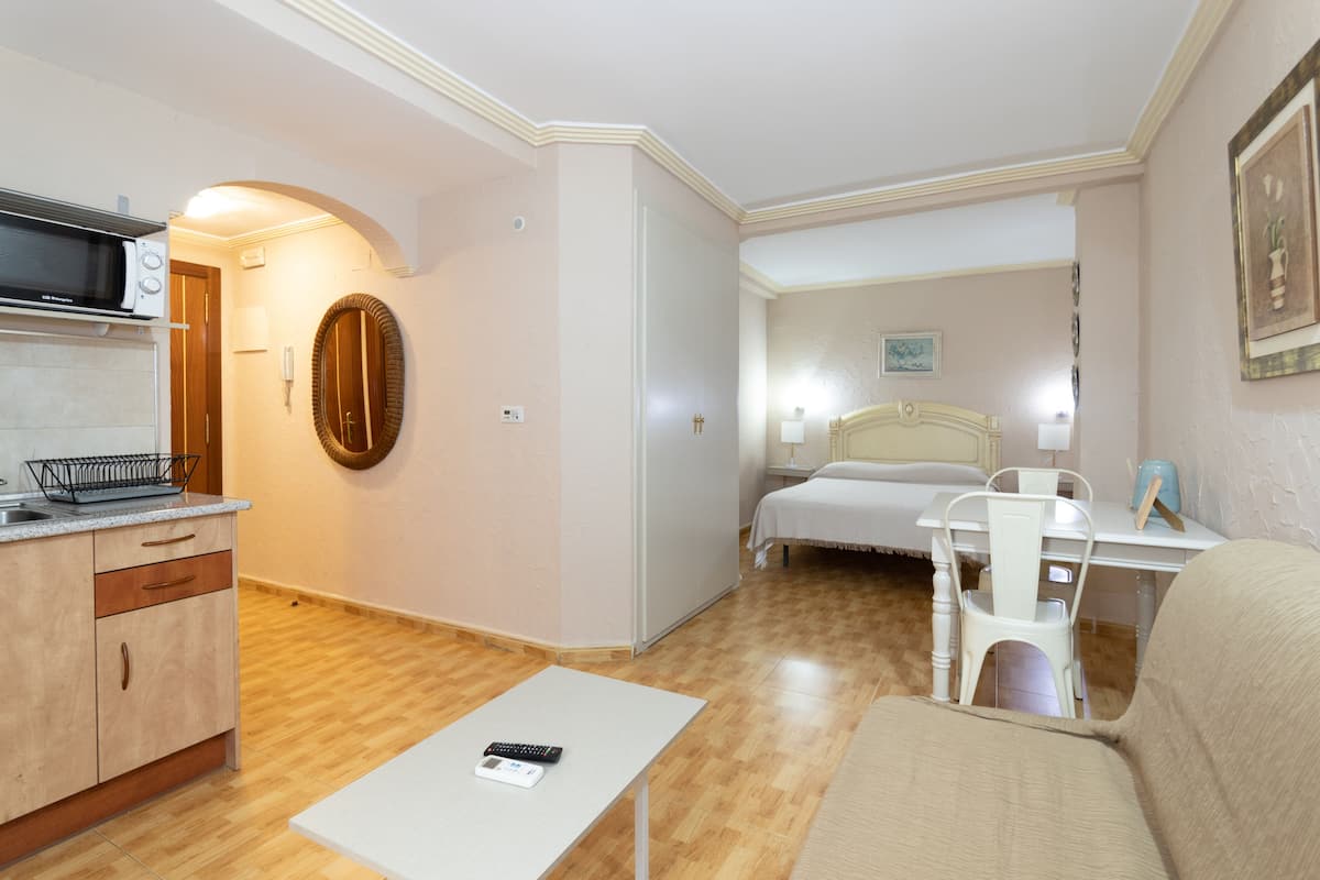 Basic Studio | Soundproofing, rollaway beds (surcharge), WiFi (free)