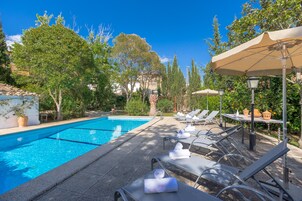 Una piscina al aire libre (de 08:30 a 21:30), sombrillas, tumbonas