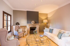 Televisi layar datar 28-inci dengan saluran TV satelit dan TV