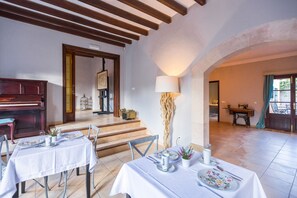 Dining - El Nido Alaro (Alaro)