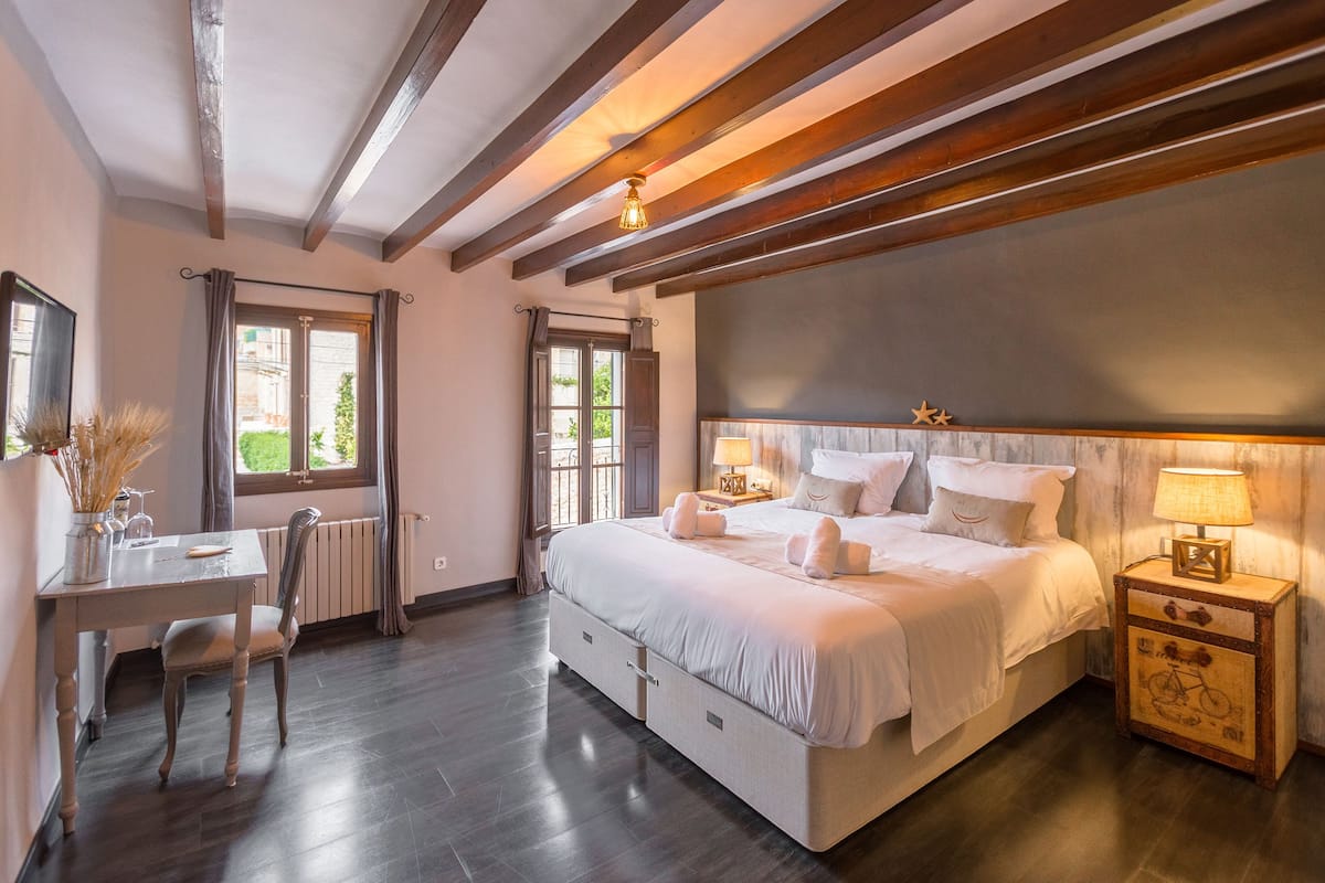 Standard Double or Twin Room, Mountain View | Peralatan tempat tidur premium, tilam berlapik, peti besi dalam bilik