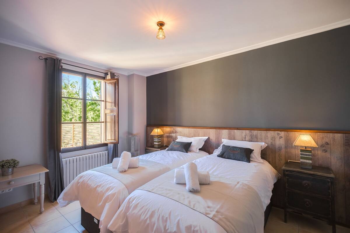 Standard Double or Twin Room, Garden View | Peralatan tempat tidur premium, tilam berlapik, peti besi dalam bilik