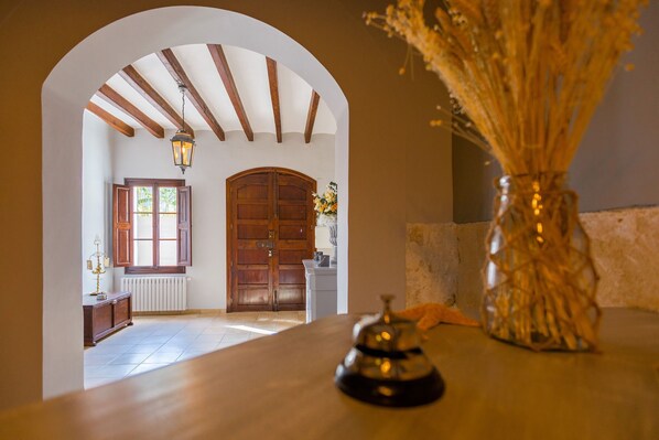 Dining - El Nido Alaro (Alaro)