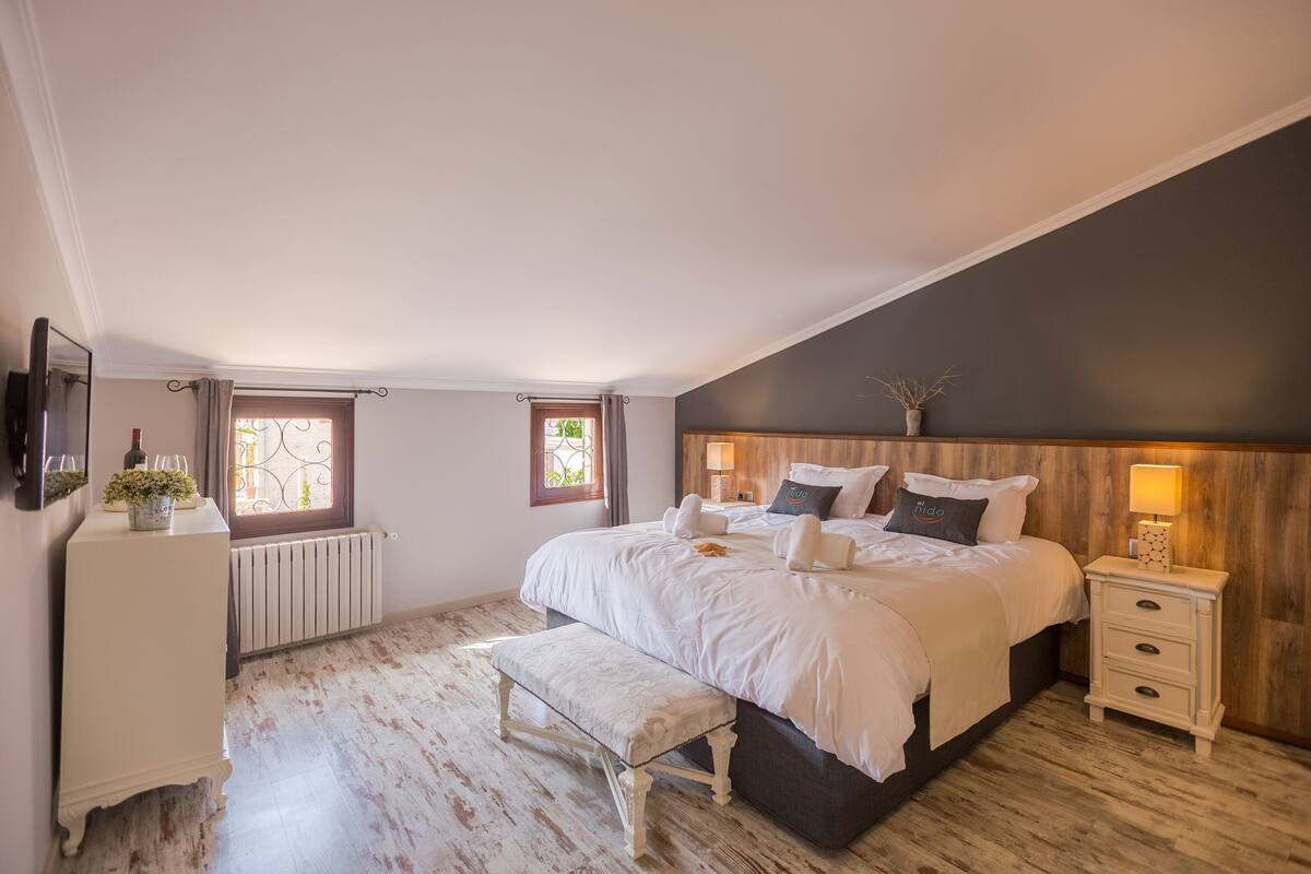 Comfort Double or Twin Room, 1 Bedroom, Mountain View | Peralatan tempat tidur premium, tilam berlapik, peti besi dalam bilik