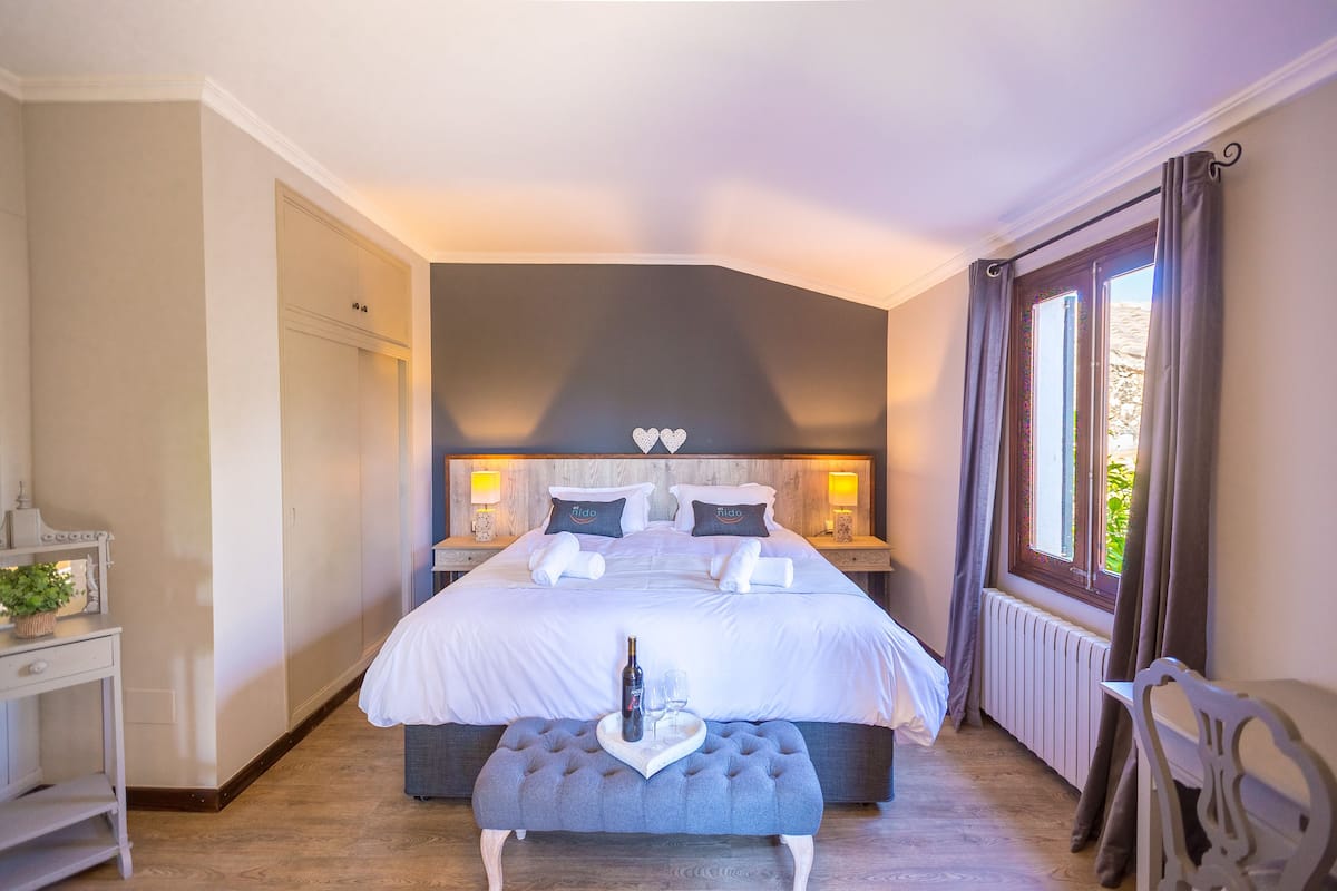 Superior Room | Peralatan tempat tidur premium, tilam berlapik, peti besi dalam bilik