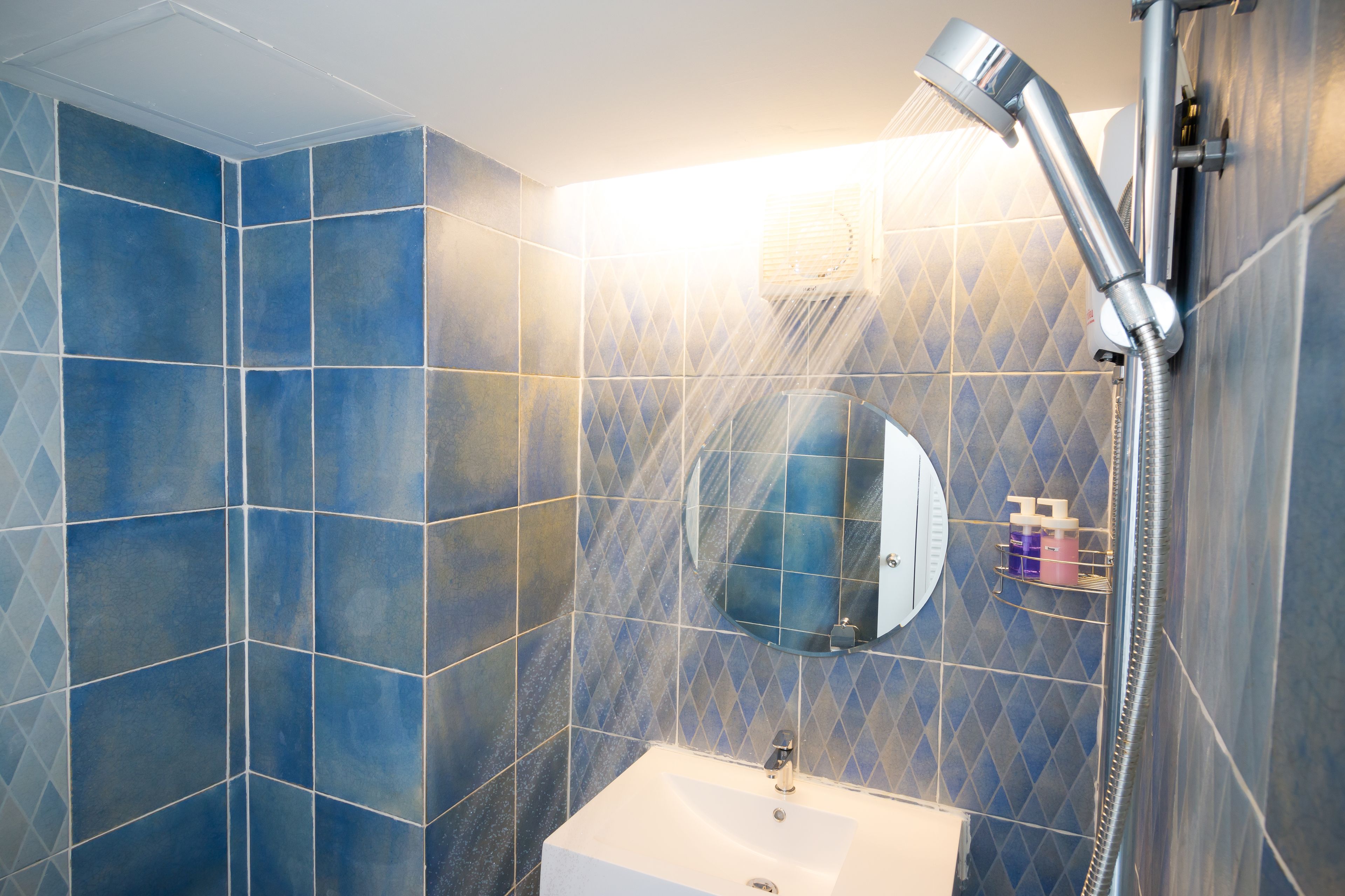 Standard Twin Room with Balcony | Baño | Ducha, artículos de higiene personal gratuitos y toallas