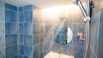 Standard Twin Room with Balcony | Baño | Ducha, artículos de higiene personal gratuitos y toallas
