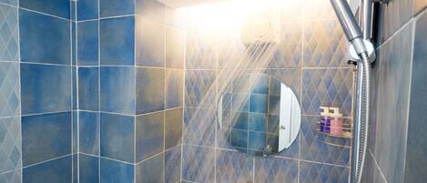 Standard Twin Room with Balcony | Baño | Ducha, artículos de higiene personal gratuitos y toallas