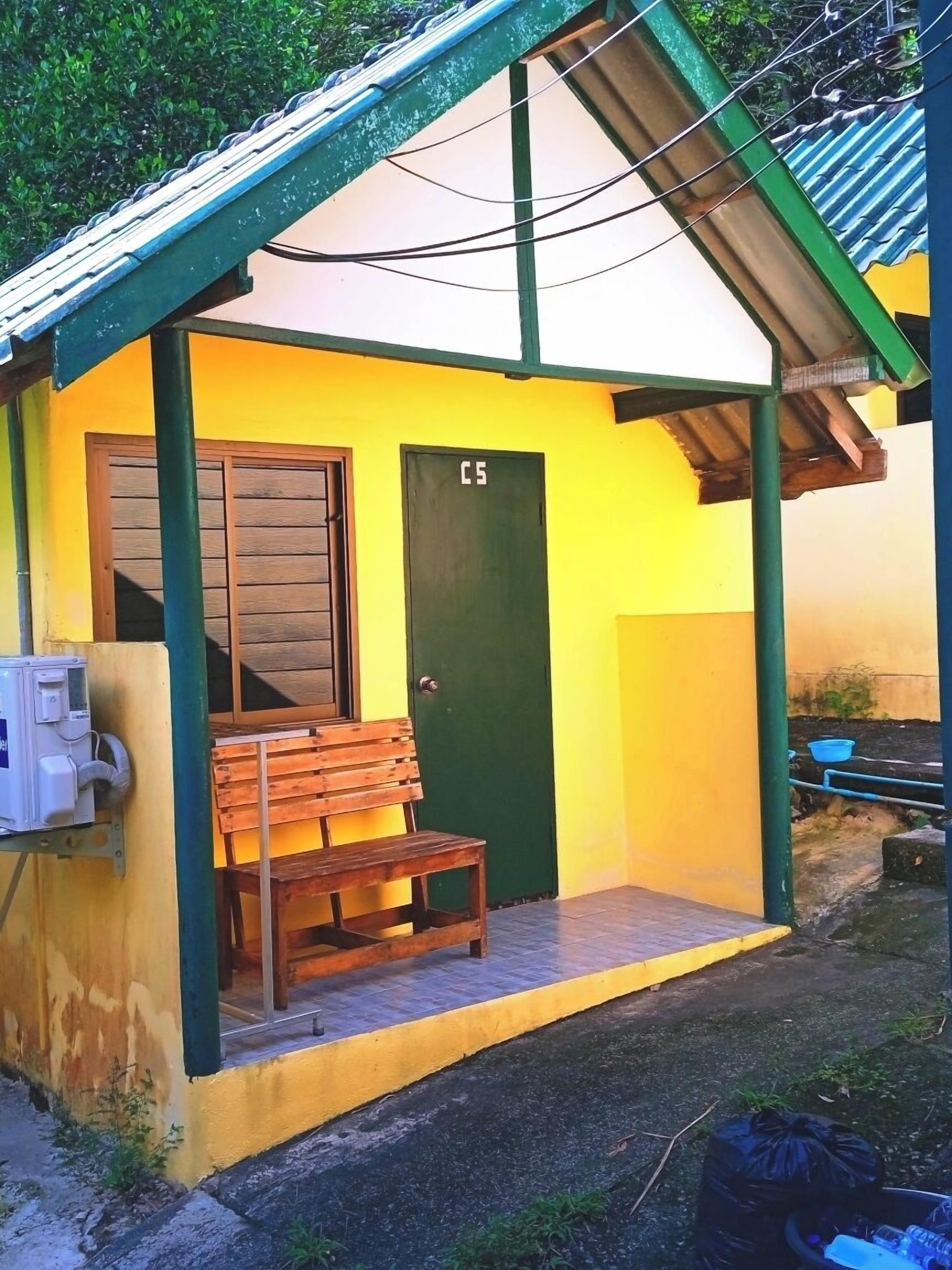 Eenvoudig huisje | Een bureau, een laptopwerkplek, gratis wifi, beddengoed