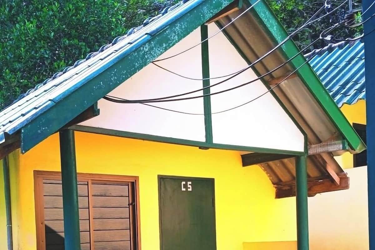 Eenvoudig huisje | Een bureau, een laptopwerkplek, gratis wifi, beddengoed