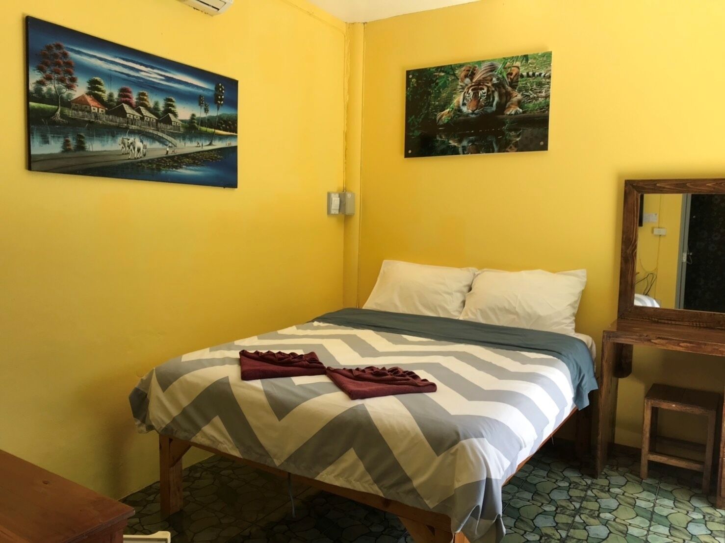 Escriptori, espai de treball apte per a portàtils i wifi gratuïta 