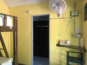 標準小屋, 非吸煙房, 山景 (Cabin with Double Bed) | 書桌、手提電腦工作空間、免費 Wi-Fi、床單