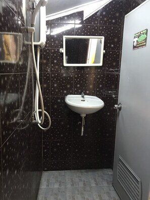 Cabin | Bathroom | Shower, rainfall showerhead, free toiletries, bidet - Island Lodge (Ko Chang)