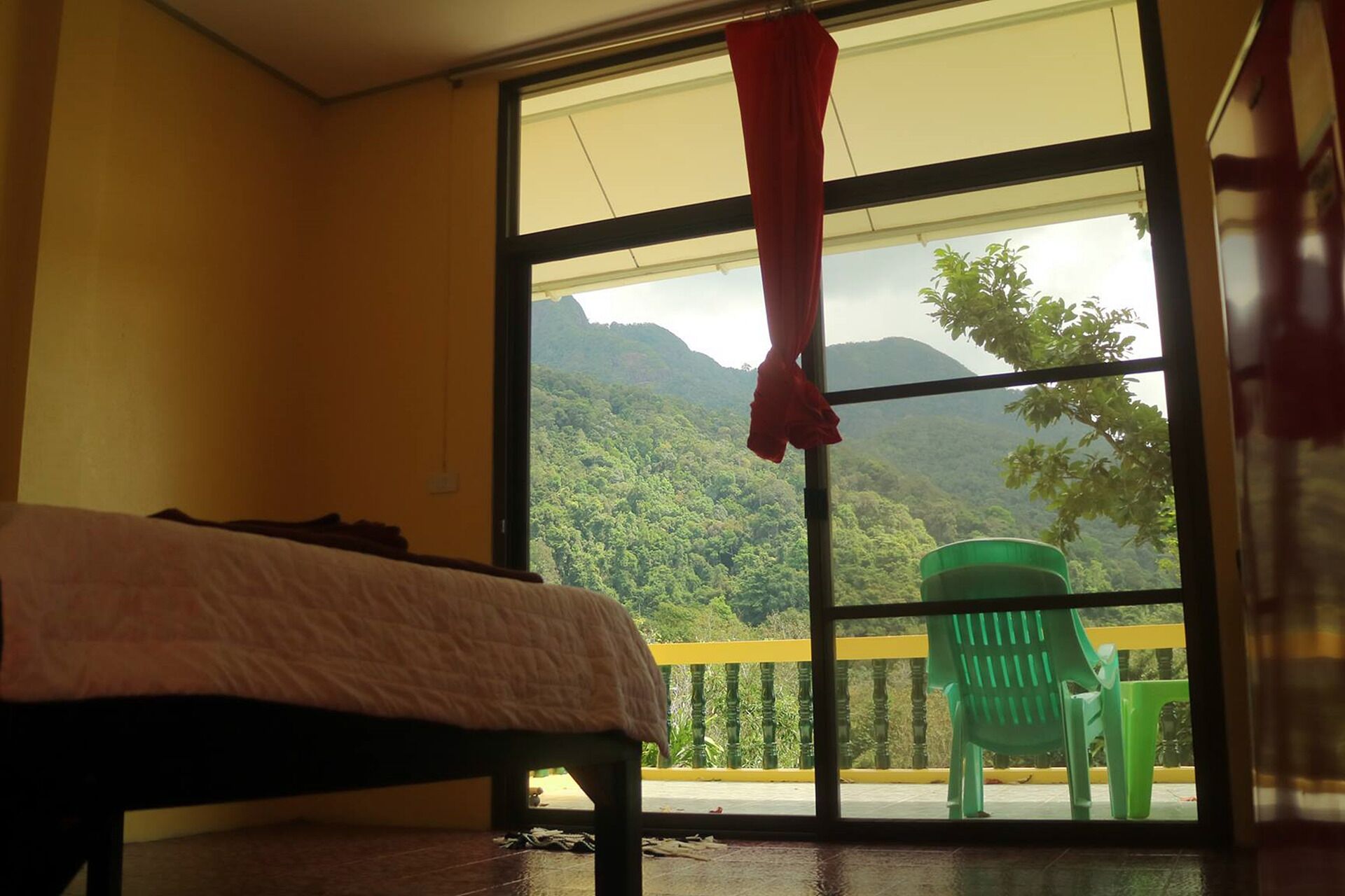 Desk, laptop workspace, free WiFi, bed sheets