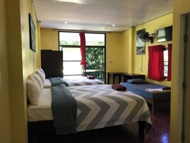 Grand Quadruple Room | Desk, laptop workspace, free WiFi, bed sheets