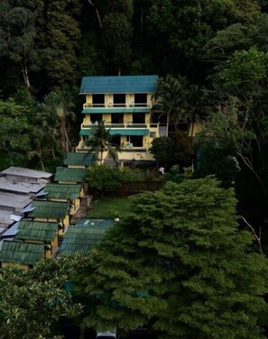 Escritorio, espacio para trabajar con laptop y wifi gratis 