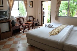 Minibar, safe på rommet, skrivebord og blendingsgardiner