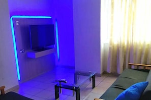 Apartment, 2 Schlafzimmer | Wohnbereich | Fernseher